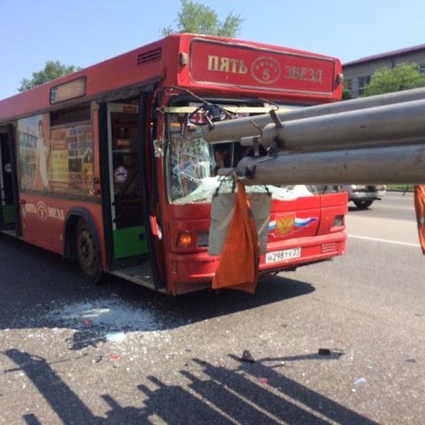 Автобус «Пяти звёзд» в Хабаровске протаранили трубы Автобус «Пяти звёзд» в Хабаровске протаранили трубы