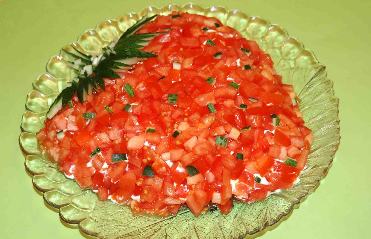 Салат красная шапочка с помидорами и курицей пошагово Салат красная шапочка с помидорами и курицей пошагово