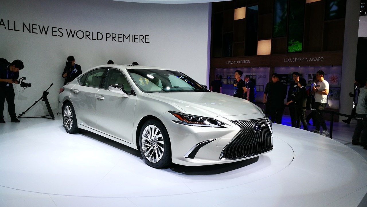 Новое поколение Lexus ES представлено официально Новое поколение Lexus ES представлено официально