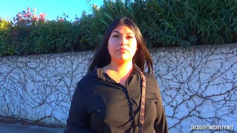 Jacquieetmicheltv - Gloria discovers the devil Angelina! The head full of fantasies and the confidence accumulated during his first video allow Gloria, 21, to come back to see us with a calm mind. The styling student always finds us in Velaux (13), where she lives, for new adventures that she wished to have never seen before. Indeed, even if she has a lot of ass plans at her disposal, she had never had the opportunity to taste a fuck with another woman! We then decide to repair this anomaly by presenting her with a sex devil named Angelina, who is responsible for initiating her to these very naughty pleasures, but also to convert her to sodomy thanks to friend Tony ...