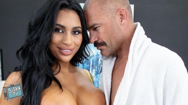  Tall And Busty Babe Ariana Starr Is Fucking LIVE