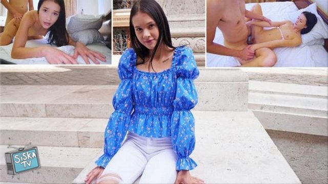  Her smile is very cute, but she has AK in her mind