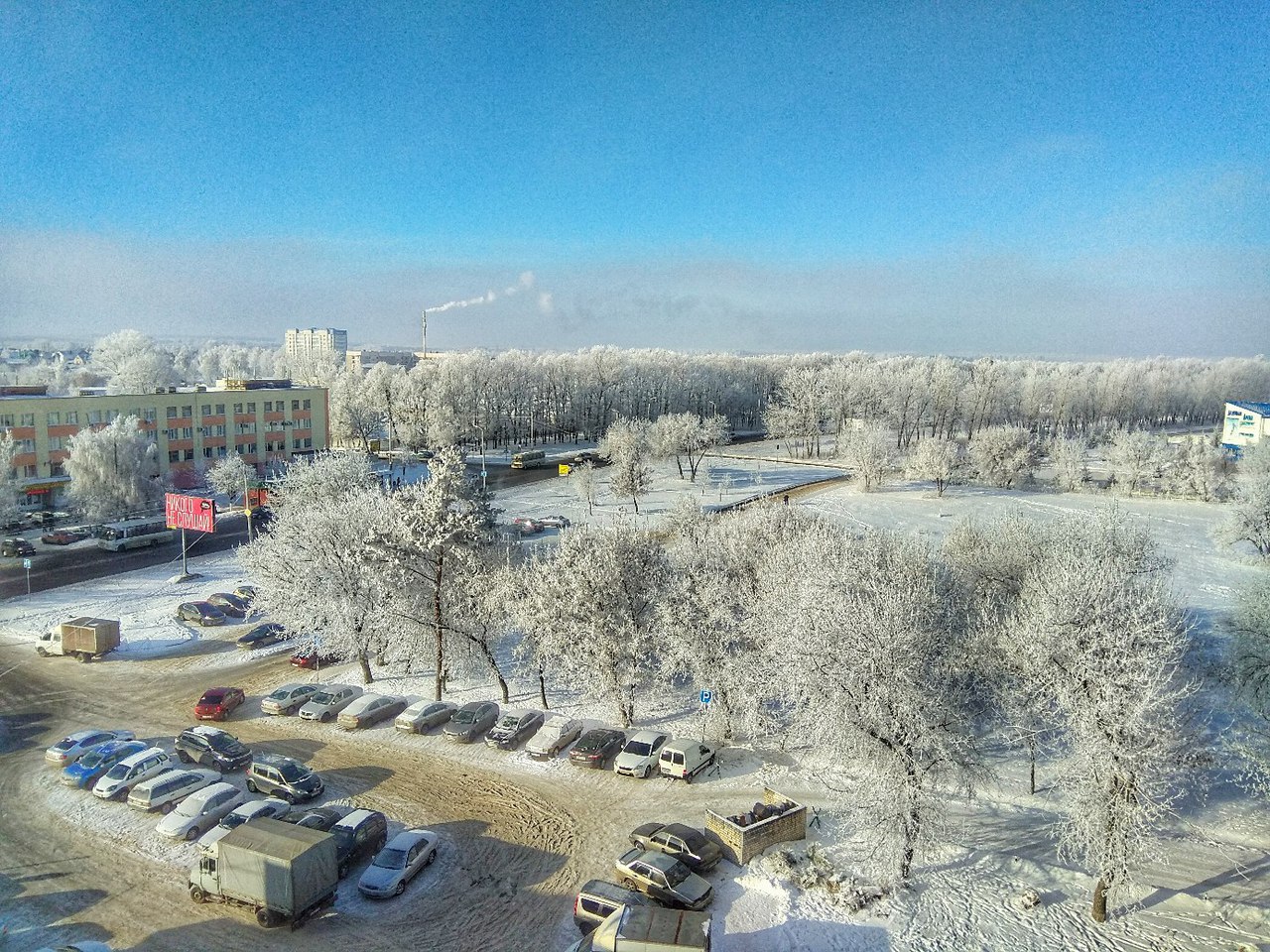 снежный покров в москве. санкт-петербург зимой. снег в москве. россия зимой. снежная зима в городе.