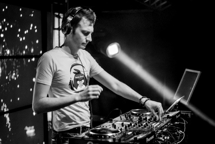 картина диджей. A. диджей за пультом. диджей города чебоксары. шота диджей москва.