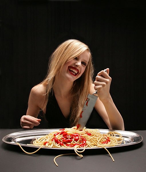 красивая девушка с едой. ресторан еда люди. еда на женщине. девушка ест пиццу. женщина ест в кафе.