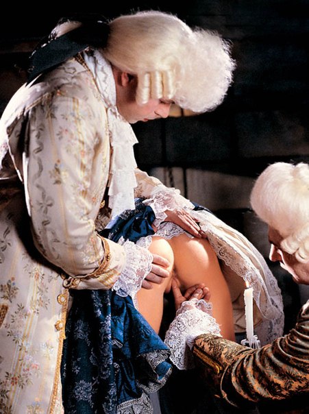 krasivoe-porno-aristokratov-foto-devushki-doma-v-shtanah