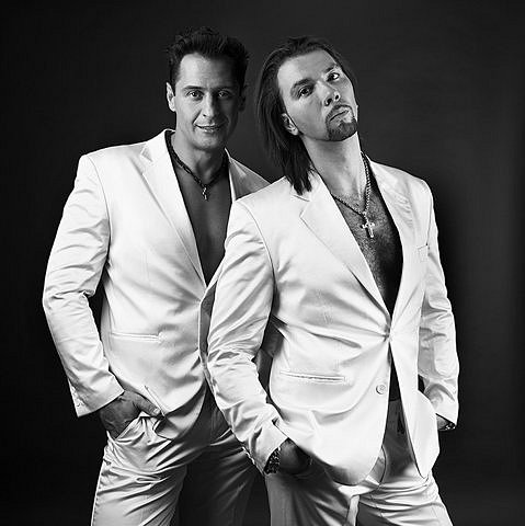 rossiyskaya-gruppa-chay-vdvoem-porno-drochit-na-hodu-v-mashine