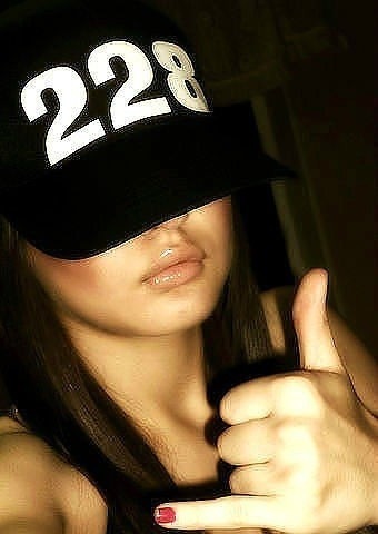 foto-devushki-bryunetki-s-pistoletom-v-kepke-krupnim