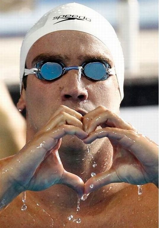 Духи спортсмен. Спортсмен смешной в очках. Лысый спортсмен прикольные картинки. Картинки спортсменов на накрывку лица. Спортсмен смешной вертикальное фото.