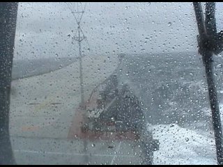 Военные корабли в шторм