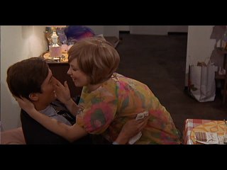 1970 Хай, мамаша! / Hi, Mom! Режиссёр: Брайан Де Пальма.