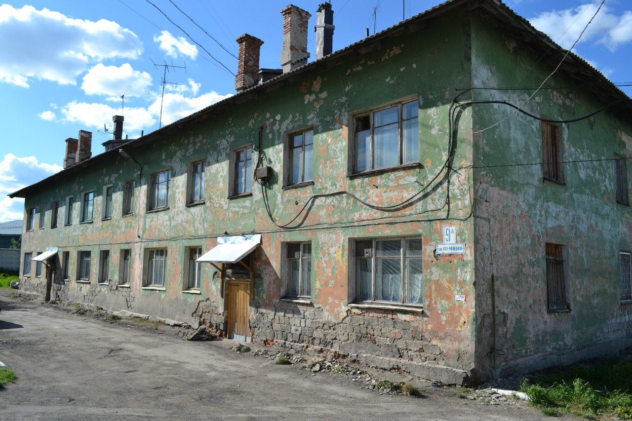 Двухэтажный многоквартирный дом старой постройки