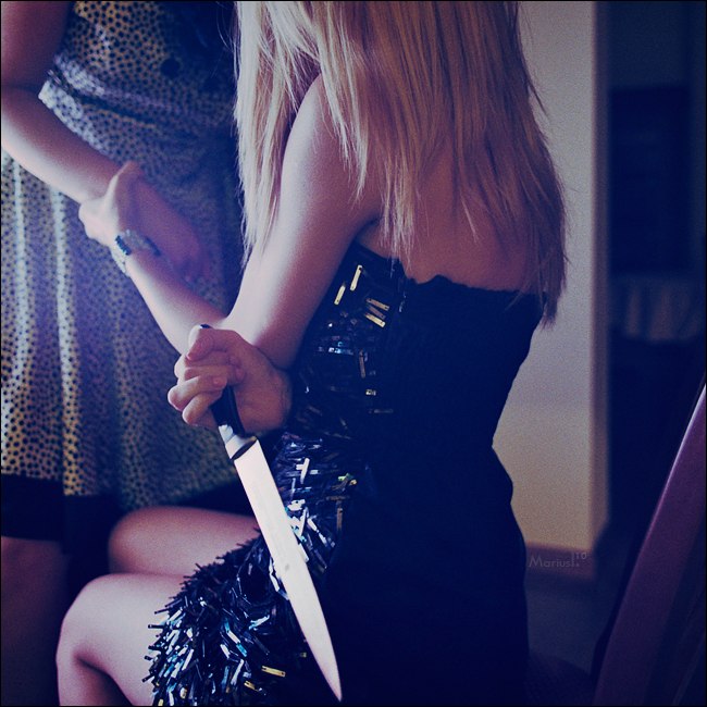 Картинка ножи в спине девушки