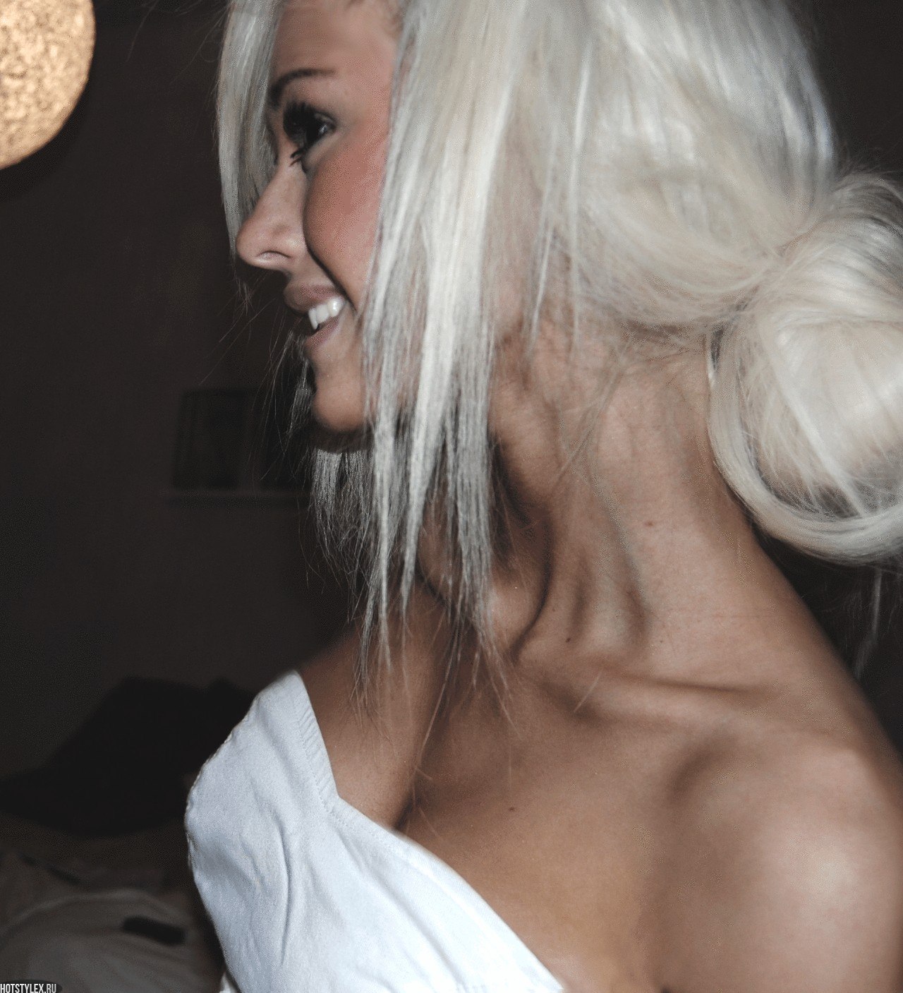 Блондинок со спины на аву с цветами