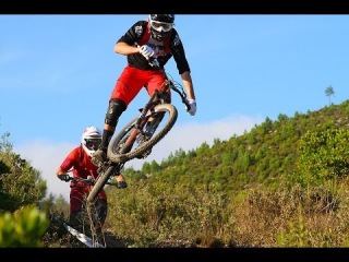 Opposites Attract: Brendan Fairclough and Nino Schurter ride the EWS final in Finale Ligure, Italy.
