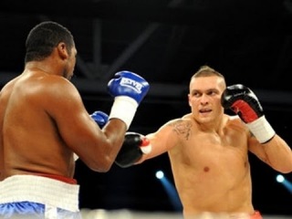 Усик досрочно победил Мендозу / Oleksandr Usyk vs Epifanio Mendoza