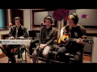 Sam Tsui & Kurt Schneider Make It Up LIVE in the studio!