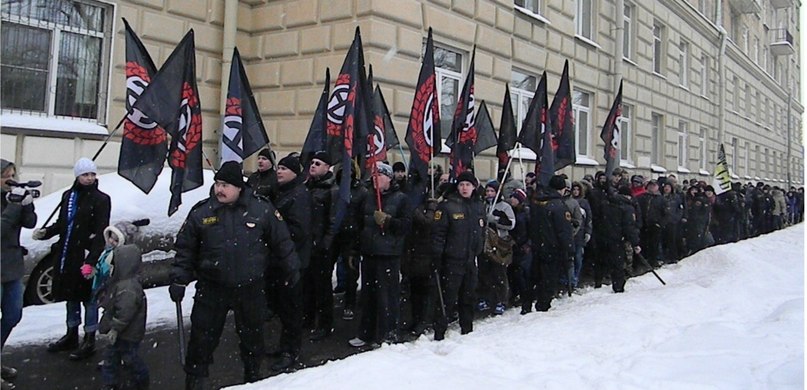 Полицейские не без труда справились с надувной женщиной и националистами (фото, видео)