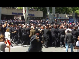სასულიერო პირებმა პოლიციის კორდონი გაარღ