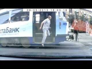 Водитель трамвая жестоко избил мужчину на костылях. Днепропетровск