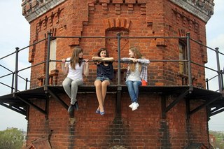 Фото девушка на крыше дома спиной Фото девушка на крыше дома спиной