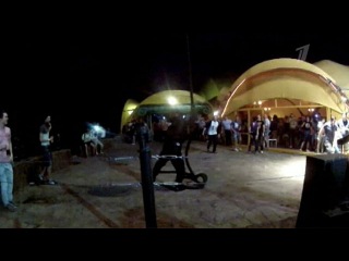 Наркополицейские прилетели в популярный ночной клуб на вертолете - Первый канал