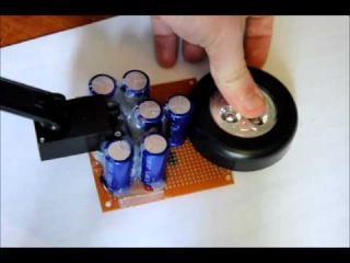 The Wind-Up Super Capacitor Flashlight with Dynamo Charger