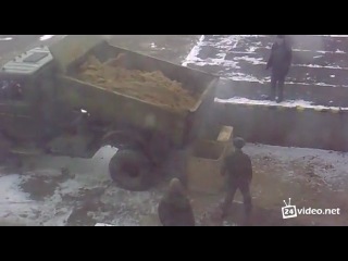Razgruzka_peska_po_voennomu