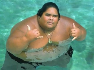 Израель Камакавиво'оле (Israel Kamakawiwo'ole; 20 мая 1959 - 26 июня 1997) - гавайский музыкант, исполнявший песни под аккомпанемент гавайской гитары-укулеле. На Гавайях его называли The Gentle Giant, нежный гигант. Он и был гигантом при своем росте 190 см и весе в 343 килограмма, но голос у него был как у хрупкой девушки – высокий, вкрадчивый и нежный. А десять тысяч человек пришли на пляж Макуа, чтобы выполнить последнюю волю музыканта – развеять его прах над его любимым Тихим Океаном.