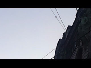 Павел Дуров, кидает в толпу из своего офиса, пятитысячные купюры.