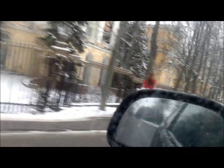 ВОТ БЕРИТЕ ПРИМЕР ДЕВУШКИ Зима -10 девушка в футболке бежит КУПАТЬСЯ
