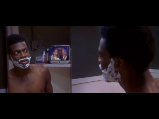смешной Крис Такер (Chris Tucker) бреется в ванной и разговаривает с телевизором. Что это за хрен такой? Вик дамон. (дрочный перевод, старая добрая озвучка Андрей Гаврилов)