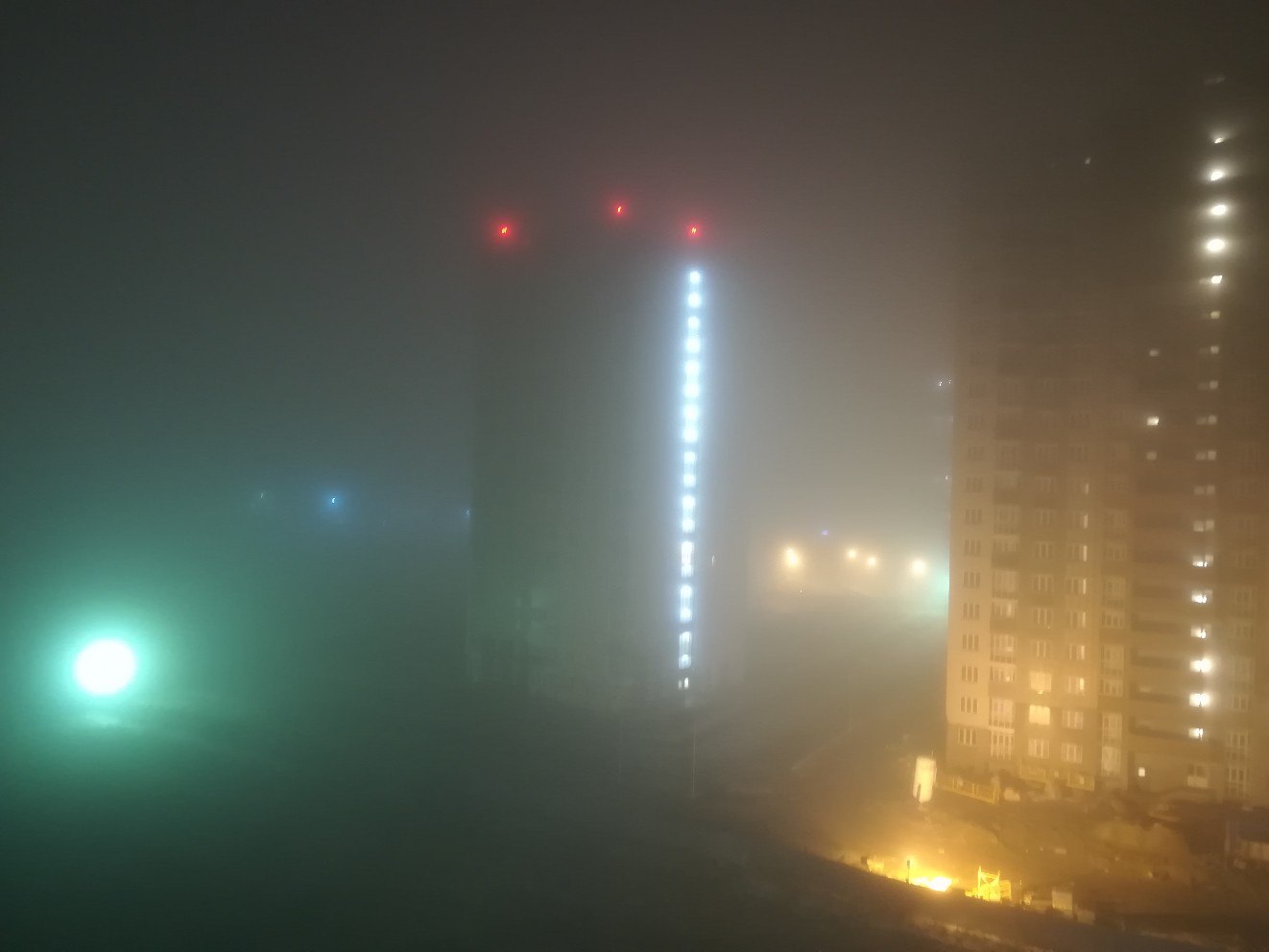 Фото Маши Микитюк Фотообзор: свет, пустота и люди как тени в затуманенном Омске