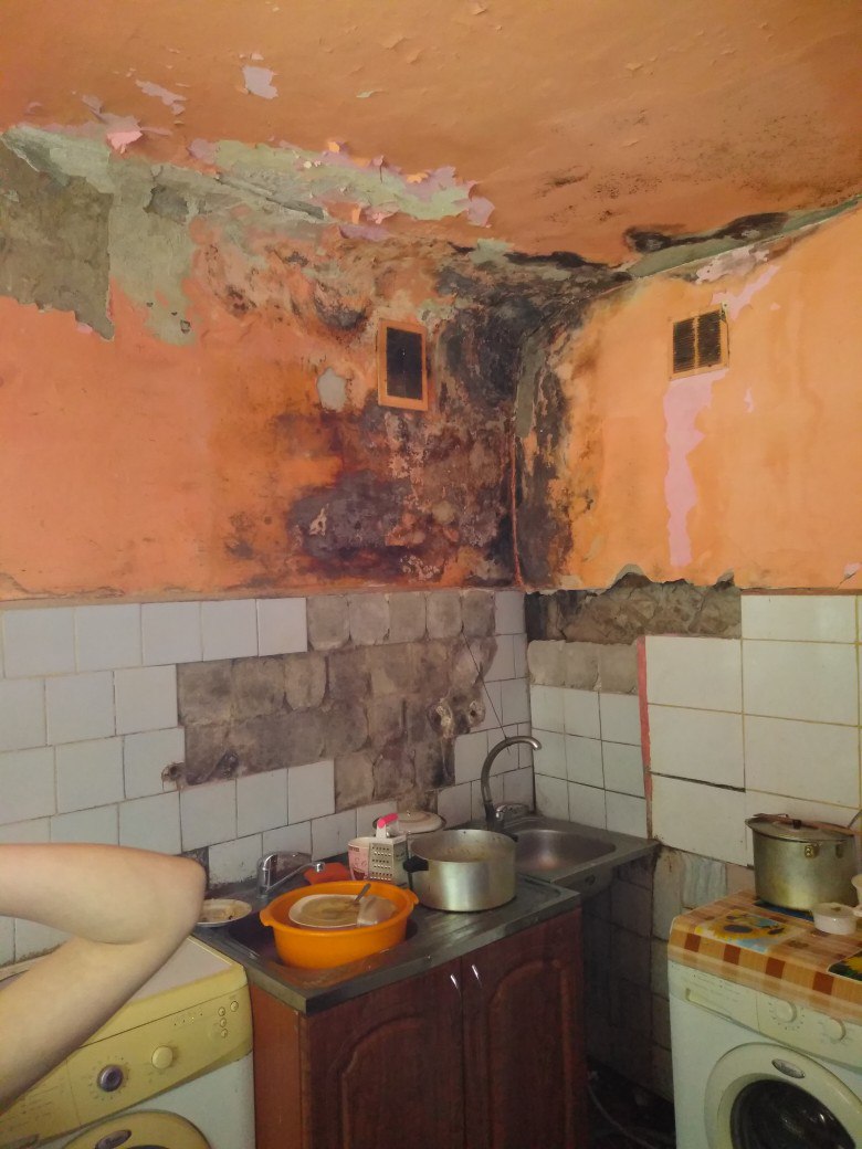 Жители дома на 5-й Кордной в Омске показали жуткие условия, в которых живут Жители дома на 5-й Кордной в Омске показали жуткие условия, в которых живут
