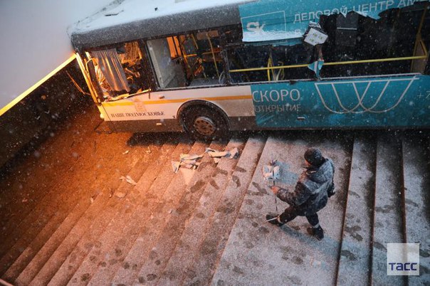Водитель автобуса, который въехал в пешеходный переход возле метро 