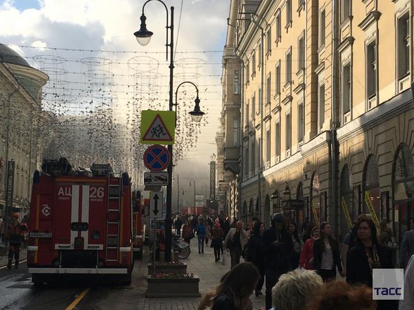 В центре Москвы горит Дом педагогической книги. Ранее днем экстренным службам удалось локализовать пожар, но сейчас пламя перекинулось на соседнее здание:
