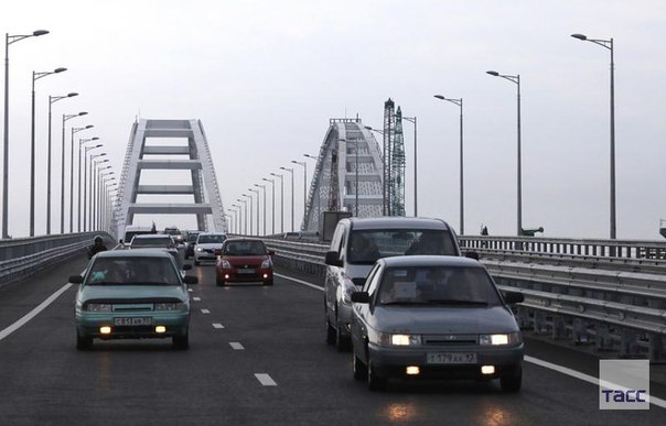 Поток транспорта за 12 часов работы Крымского моста побил рекорд Керченской переправы: