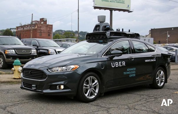 Беспилотный автомобиль Uber насмерть сбил пешехода в США, сообщают СМИ. В салоне был водитель, но машина работала в автономном режиме: