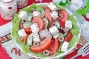 Салат с помидорами, перцем и сыром фета