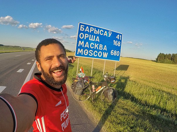 Болельщик сборной Египта Мохамед Нуфал не ищет легких путей. В начале апреля фотограф и большой любитель футбола отправился на чемпионат мира в Россию…на велосипеде! Египтянин почти достиг цели – на днях он пересечет российскую границу. Рассказываем о путешествии длиной в 5000 км: