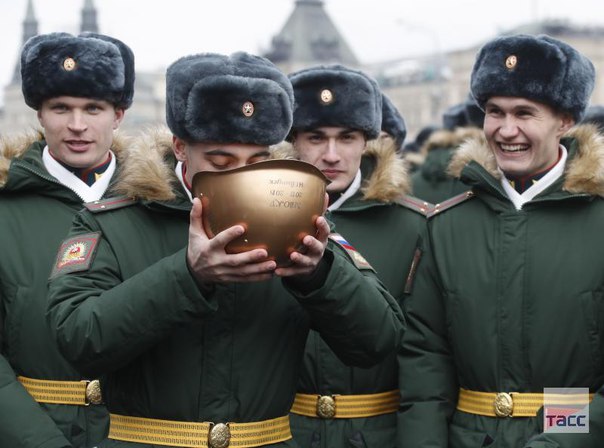 На Красной площади состоялся торжественный выпуск кремлевских курсантов. Дипломы получили больше 250 выпускников военного вуза: 