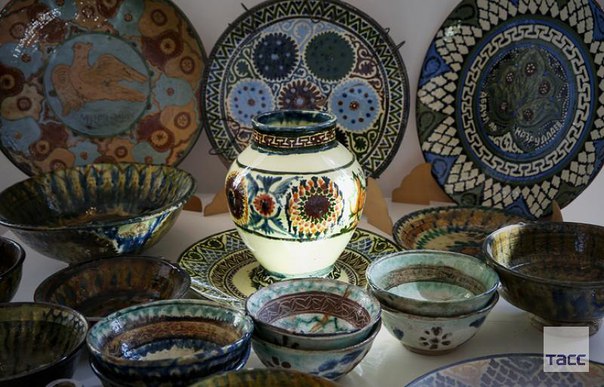 Старый Сулевкент — заброшенный аул в Дагестане. От него остались рисунки на кувшинах и сама технология изготовления керамики, которую перед обжигом выдерживают в молоке: 