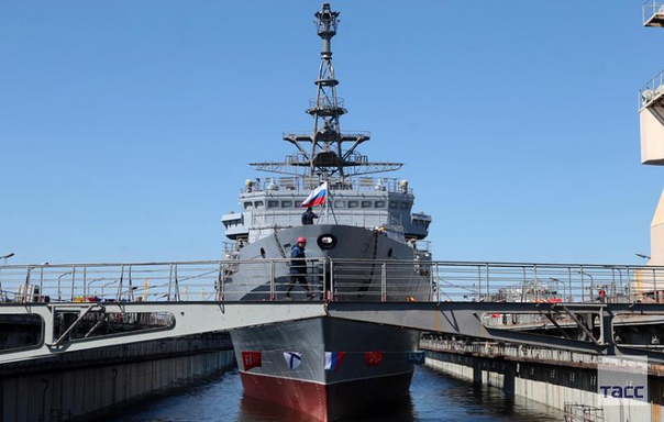 Судно «Иван Хурс» передали Военно-морскому флоту России. Корабль имеет водоизмещение около 4 тысяч тонн, скорость хода достигает 20 узлов, а дальность плавания составляет 8 тысяч морских миль: 