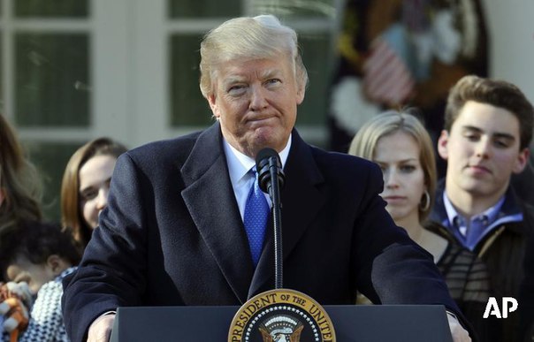 Дональд Трамп на фоне временного прекращения работы федерального правительства заявил, что демократы в Конгрессе США фактически держат вооруженные силы страны 