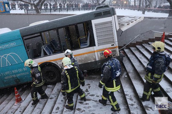 Все, что известно об аварии у метро 