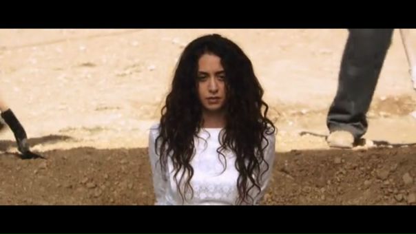 Забрасывая Камнями Фильм