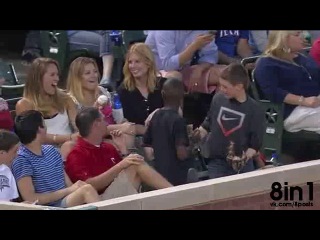 Мальчик на бейсболе ловит мяч и дарит его незнакомой девушке / Young Fan Does Foul Ball Switch | Boy Gives Girl Wrong Foul Ball | Smooth Kid Pulls Foul Ball Switch