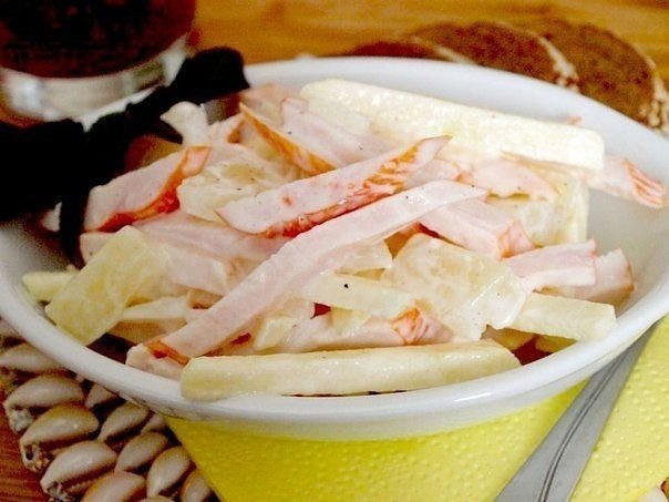 Салат с копченой курицей, яблоком и ананасом