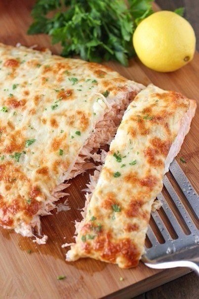 ЛОСОСЬ, ЗАПЕЧЁННЫЙ С СЫРОМ 