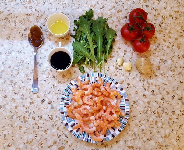 Салат с рукколой и креветками